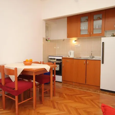 Apartman With A Parking Space Jelsa, Hvar - 8789